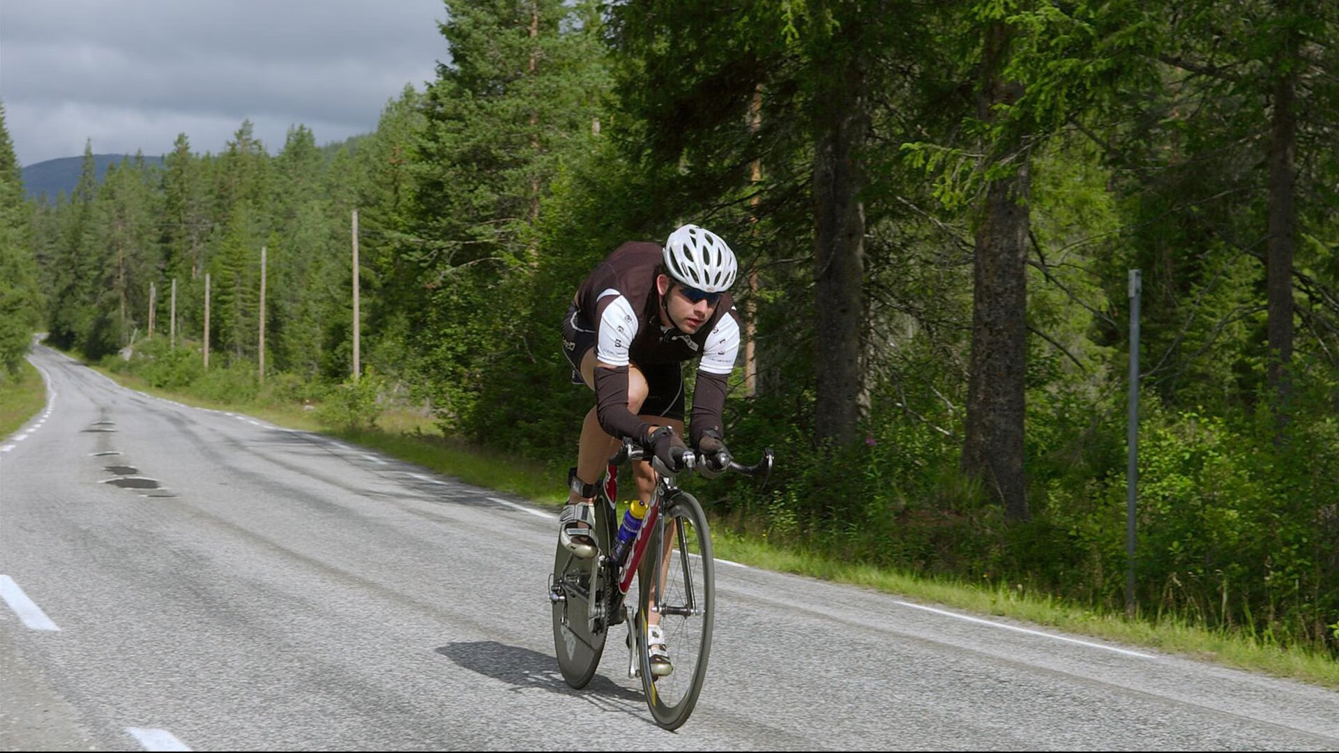 “腰旗橄榄球：东部新区赛场充满热血与战术”